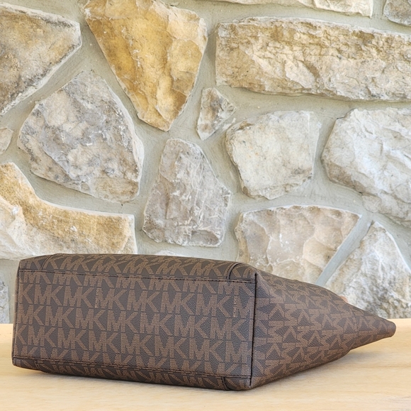 Michael Kors Jet Set Logo MD Tote Brown - Picture 4 of 8